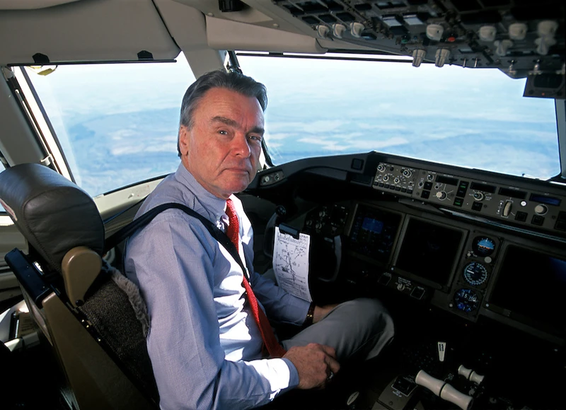 Gordon Bethune in Boeing 777 cockpit